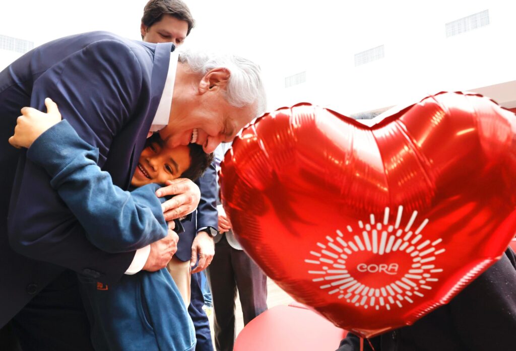 Cora começa a funcionar com tecnologia inédita no país e foco em atendimento humanizado - Ronaldo Caiado abraçando criança