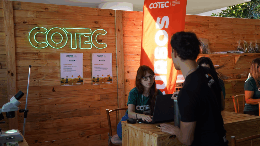 Aluna do Cotec durante atendimento em feira