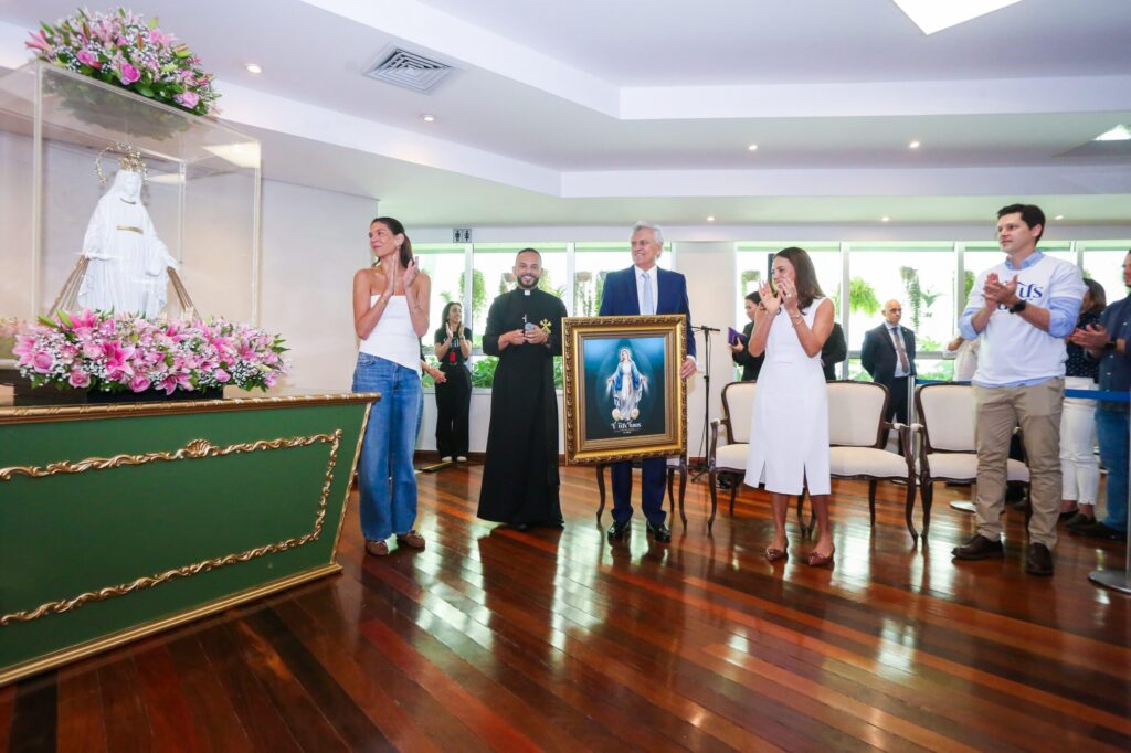 Caiado e Gracinha recebem imagem de Nossa Senhora das Graças no Palácio