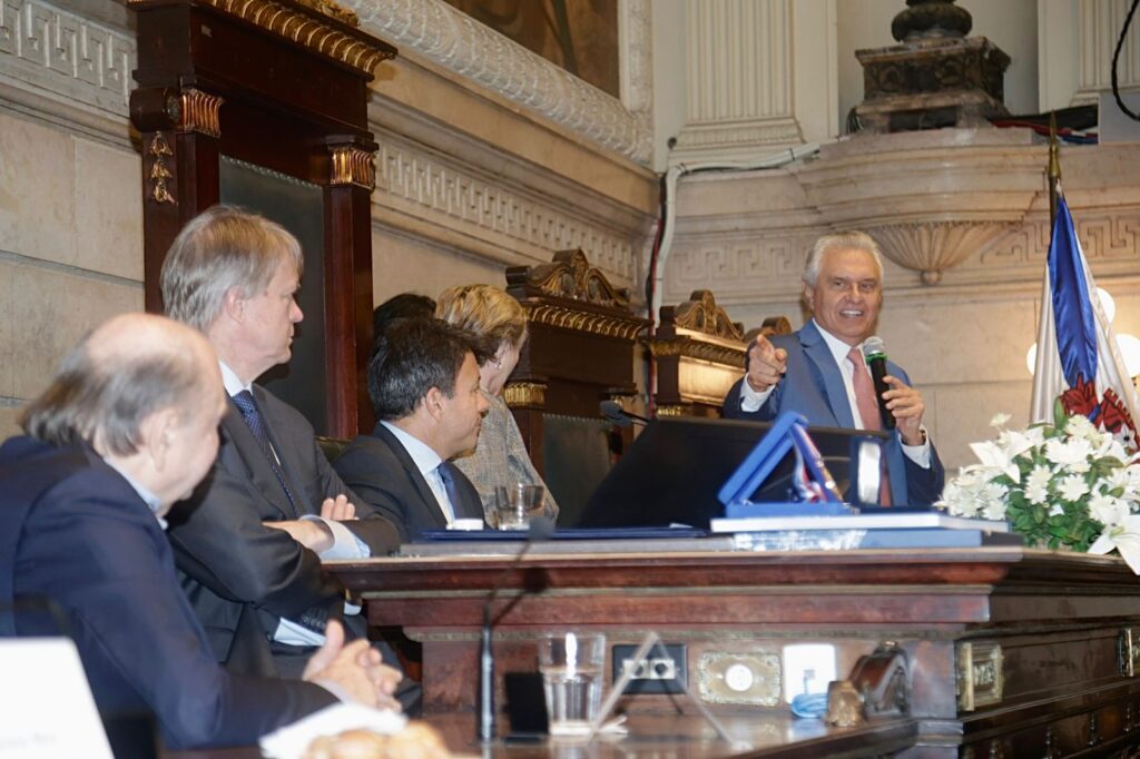 Caiado reforça defesa à responsabilidade fiscal em evento no Rio de Janeiro