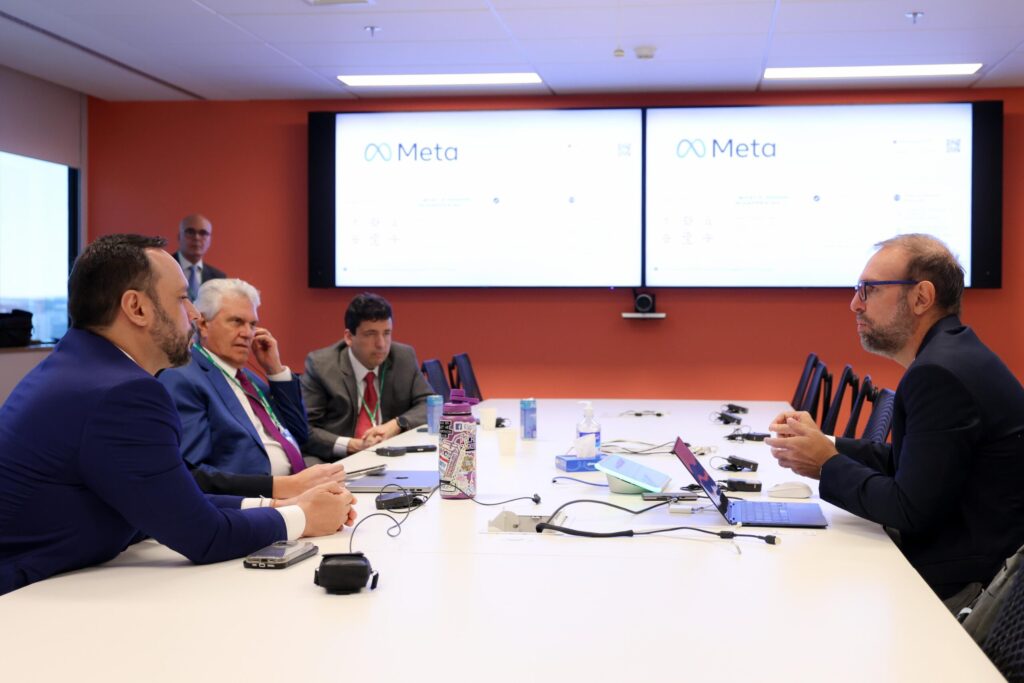 Caiado em reunião com equipe da Meta