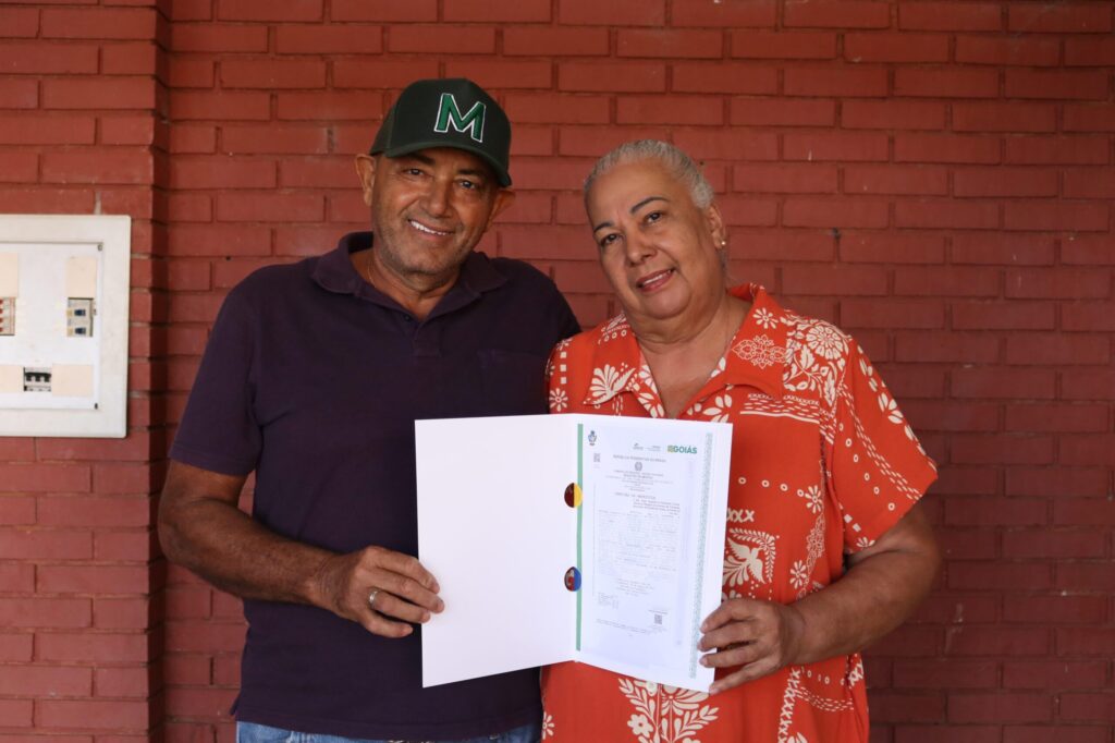 Casal recebe escritura de casa