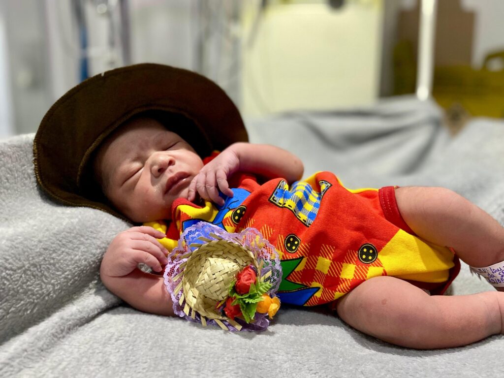 Ensaio fotográfico de recém-nascidos celebra festejos de São João no HEF