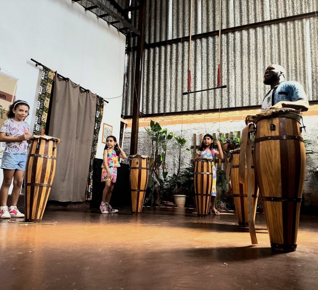 Evento gratuito tem apoio do Governo de Goiás e será no próximo domingo (08/06), no Orum Aiyê Quilombo Cultural, reunindo empreendedorismo preto, oficinas infantis e música afro-brasileira