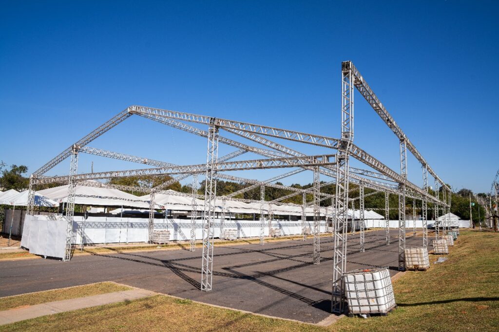 Montagem do Centro de Apoio ao Romeiro