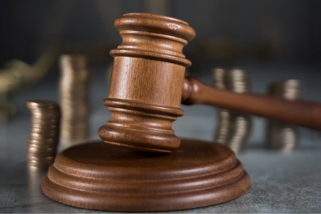 Confirmada legalidade de portaria que prioriza cobrança judicial de dívidas tributárias acima de R$ 500 mil - martelo de madeira utilizado por juízes durante decisão de sentenças judiciais