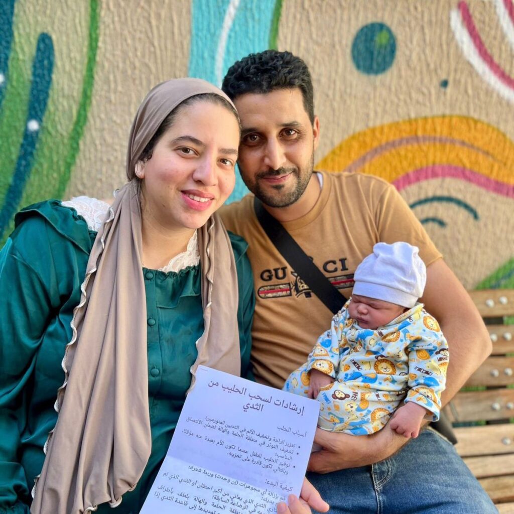 Paciente marroquina recebe cartilha de acolhimento em árabe