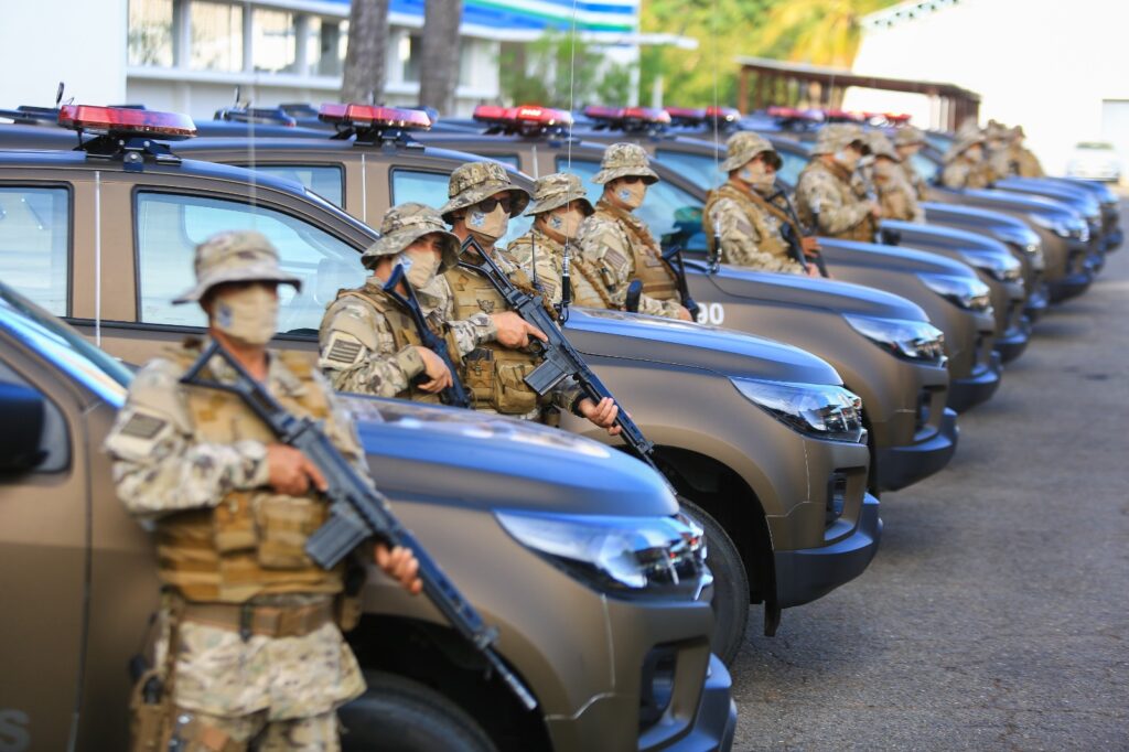 policiais e viaturas
