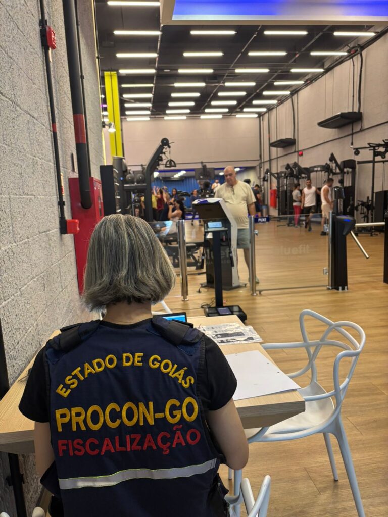 Procon autua academia