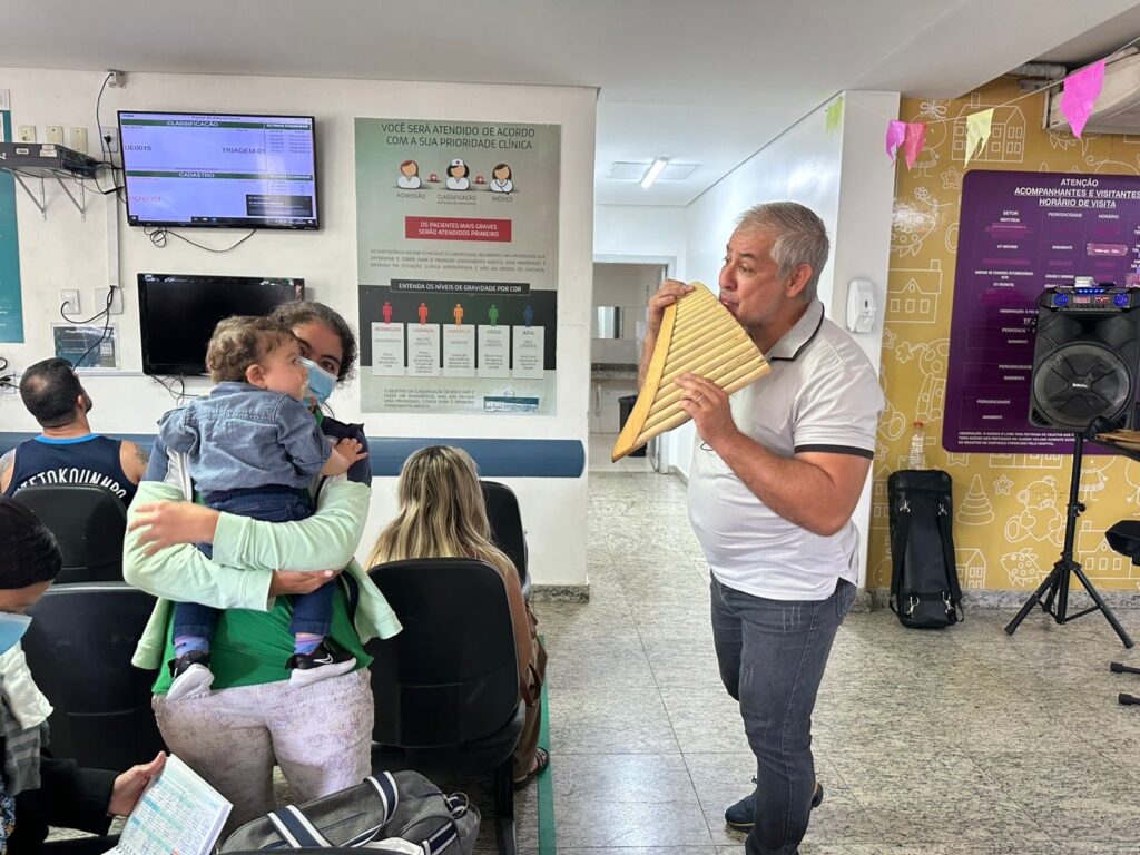 Músico toca flauta na recepção do Hemu