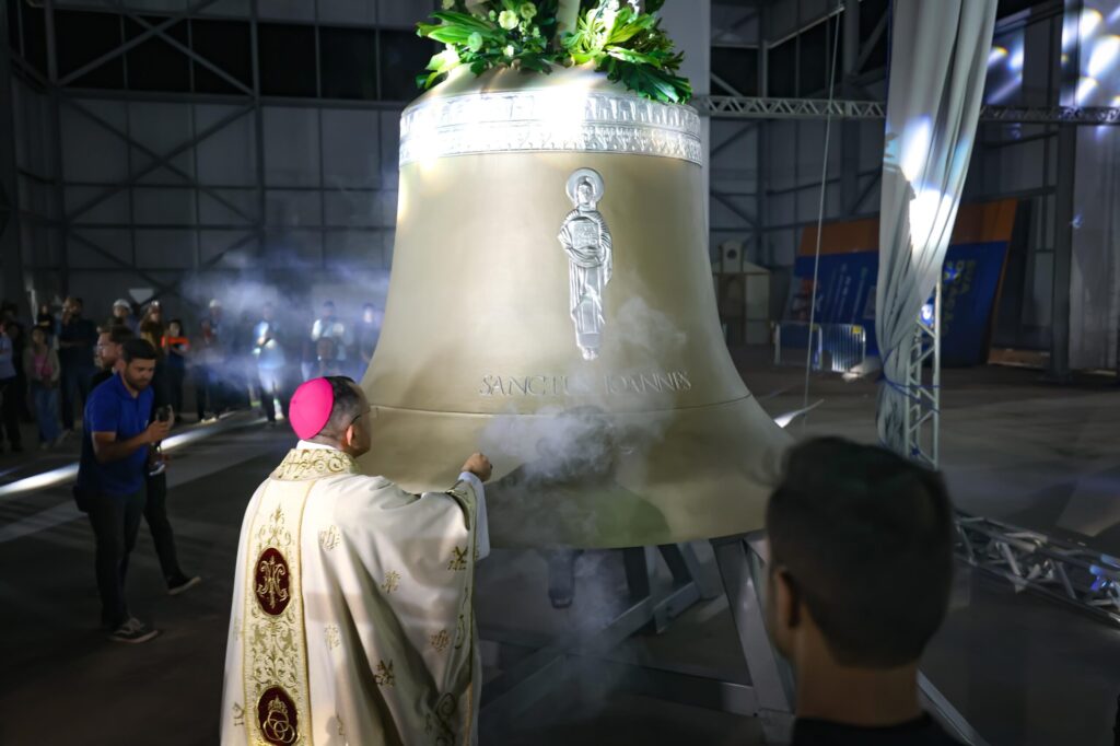 Romaria de Trindade completa 185 anos - Caiado e Gracinha acompanham primeira badalada do sino Vox Patris, em Trindade