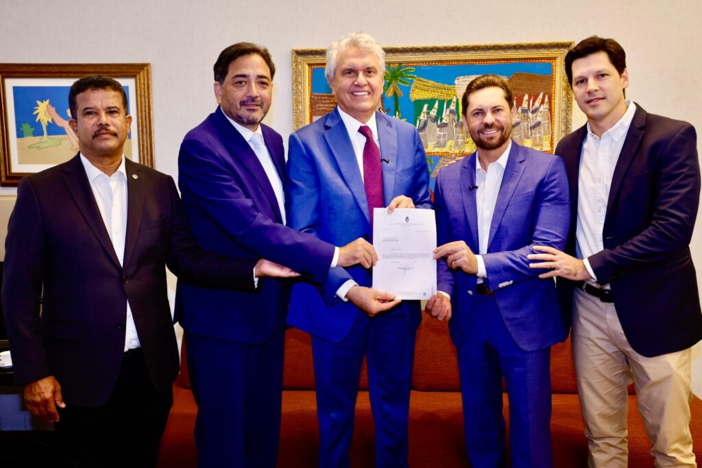 Caiado sanciona lei que prevê promoção de 3.307 militares da PM e Bombeiros