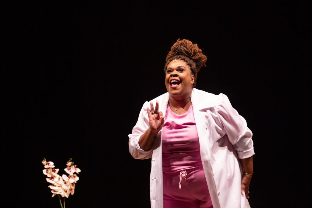 Stand up comedy de Cacau Protásio chega ao Teatro Goiânia