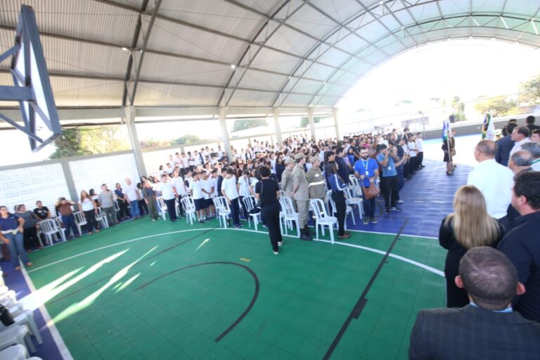 Seduc inaugura quadra esportiva e anuncia reforma de escola em Mineiros