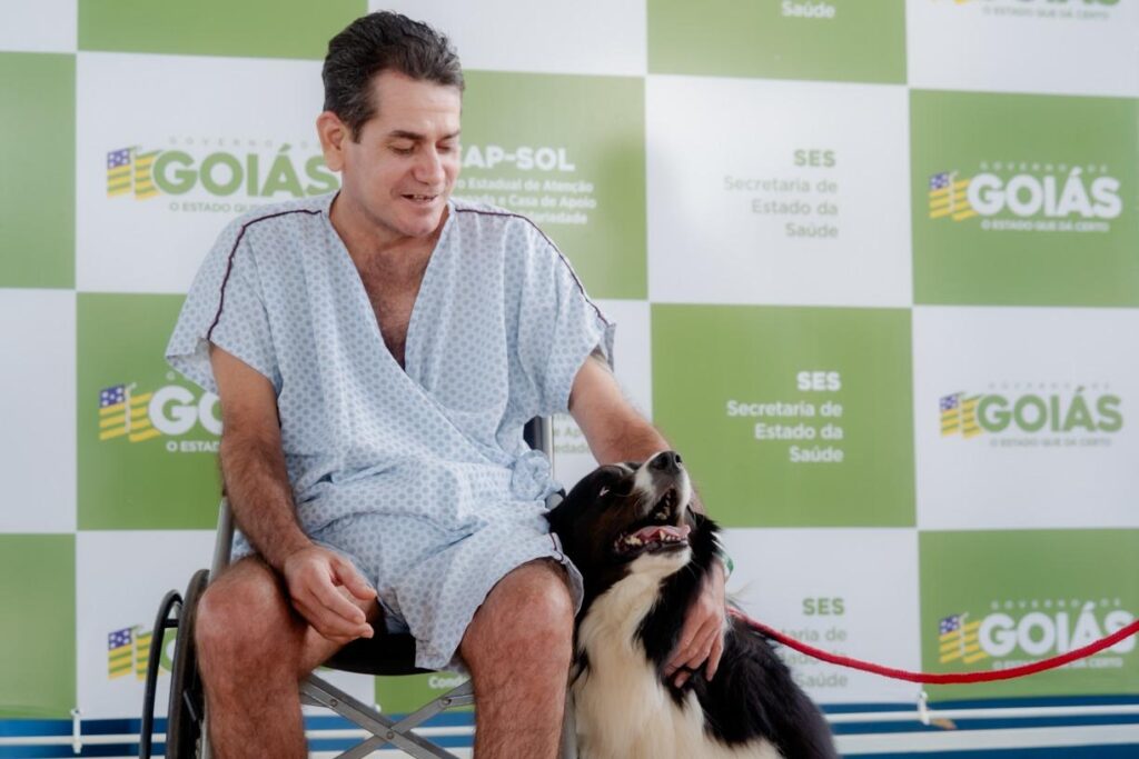 Paciente em cuidados paliativos se emociona ao receber visita de cachorro de estimação no Ceap-Sol