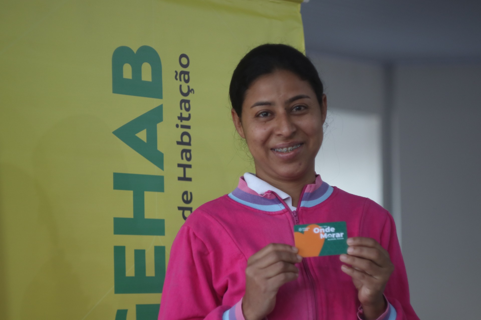 Agehab entrega 45 cartões do Aluguel Social em Palestina de Goiás