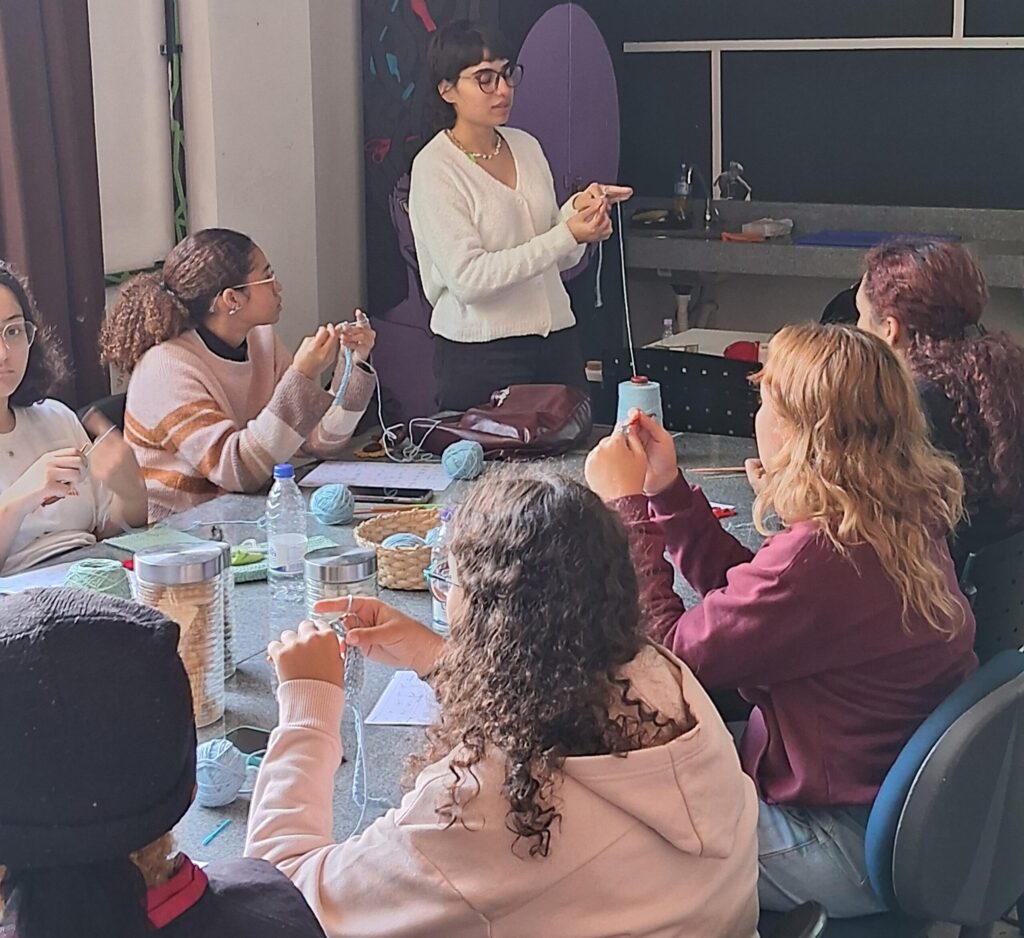 Oficina de arte têxtil na Escola de Artes