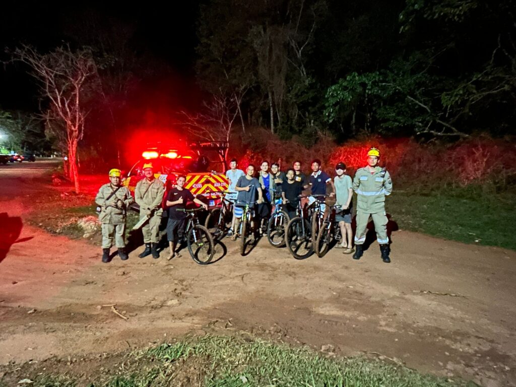 Bombeiros resgatam adolescentes em mata