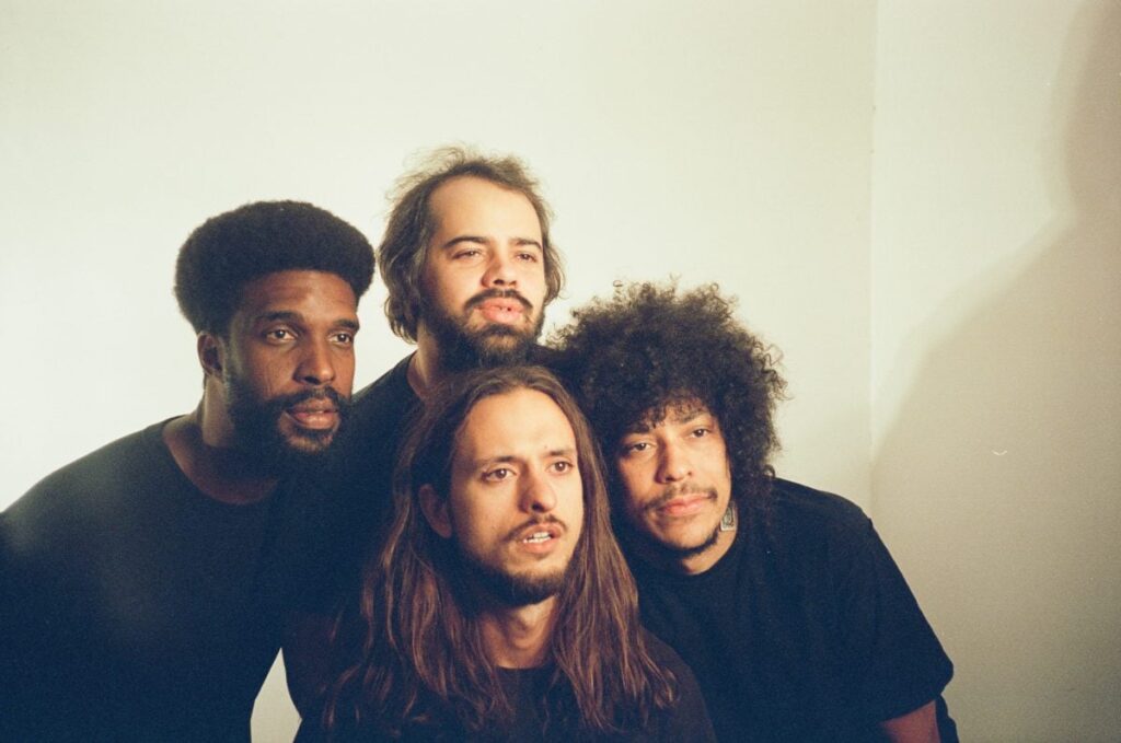 Integrantes da banda Boogarins