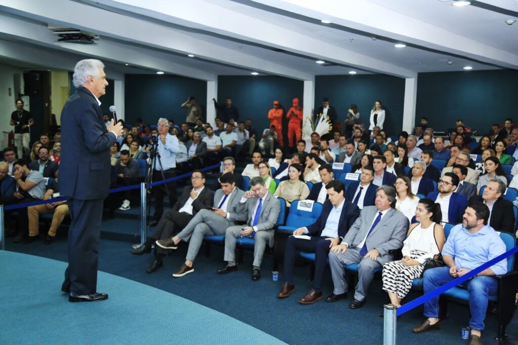 Caiado na reunião com prefeitos sobre Samu