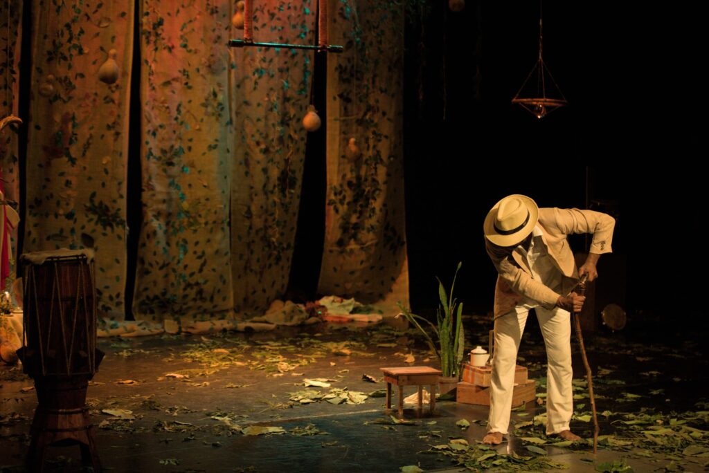 Cena da peça Contos de Cativeiro