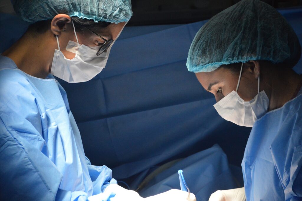 Captção múltipla deórgãos sendo feita no centro cirúrgico do HEF