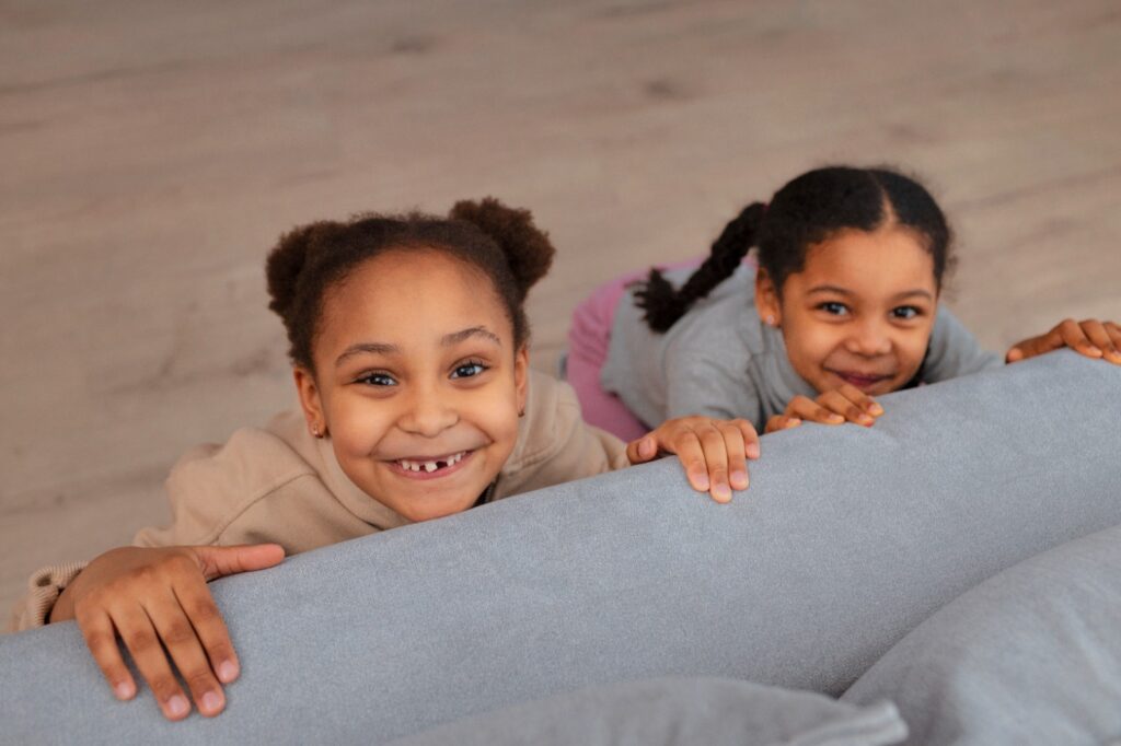 Crianças brincando no sofá nas férias