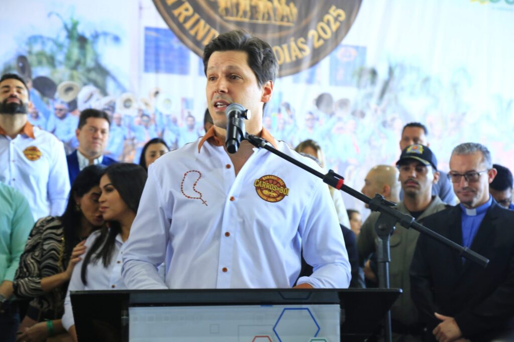 Daniel Vilela assina transferência da capital para Trindade