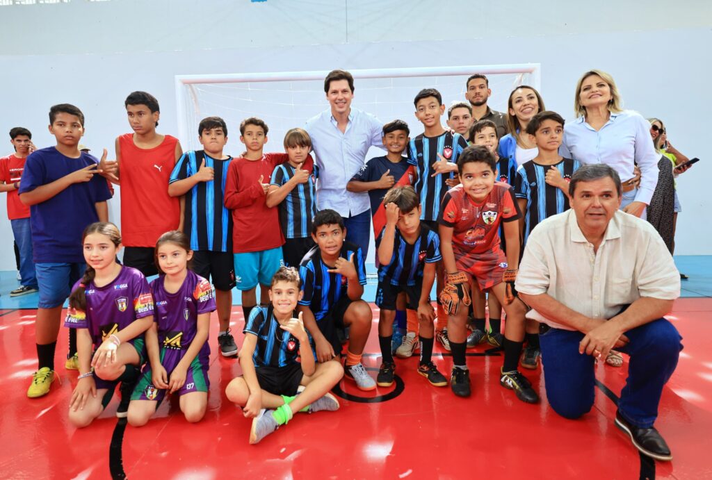 Daniel Vilela com crianças na entrega do ginásio de esportes de Taquaral
