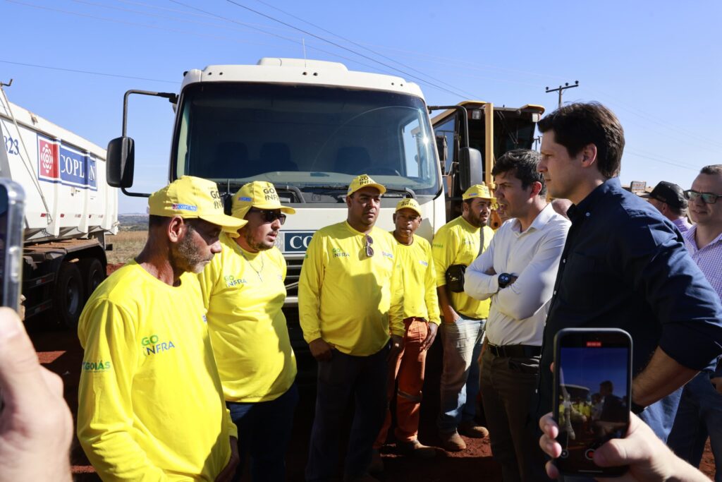 Daniel Vilela vistoria obras em Goiatuba