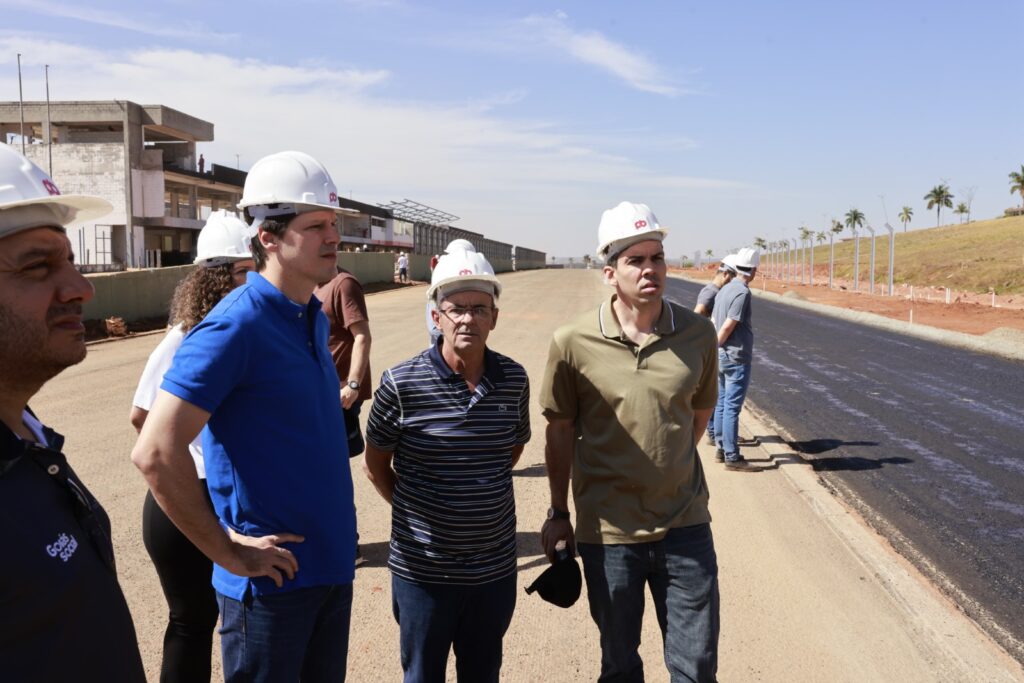 Daniel Vilela vistoria obras no Autódromo de Goiânia
