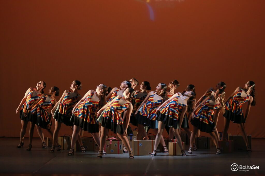 Festival Internacional de Dança - bailarinos no palco