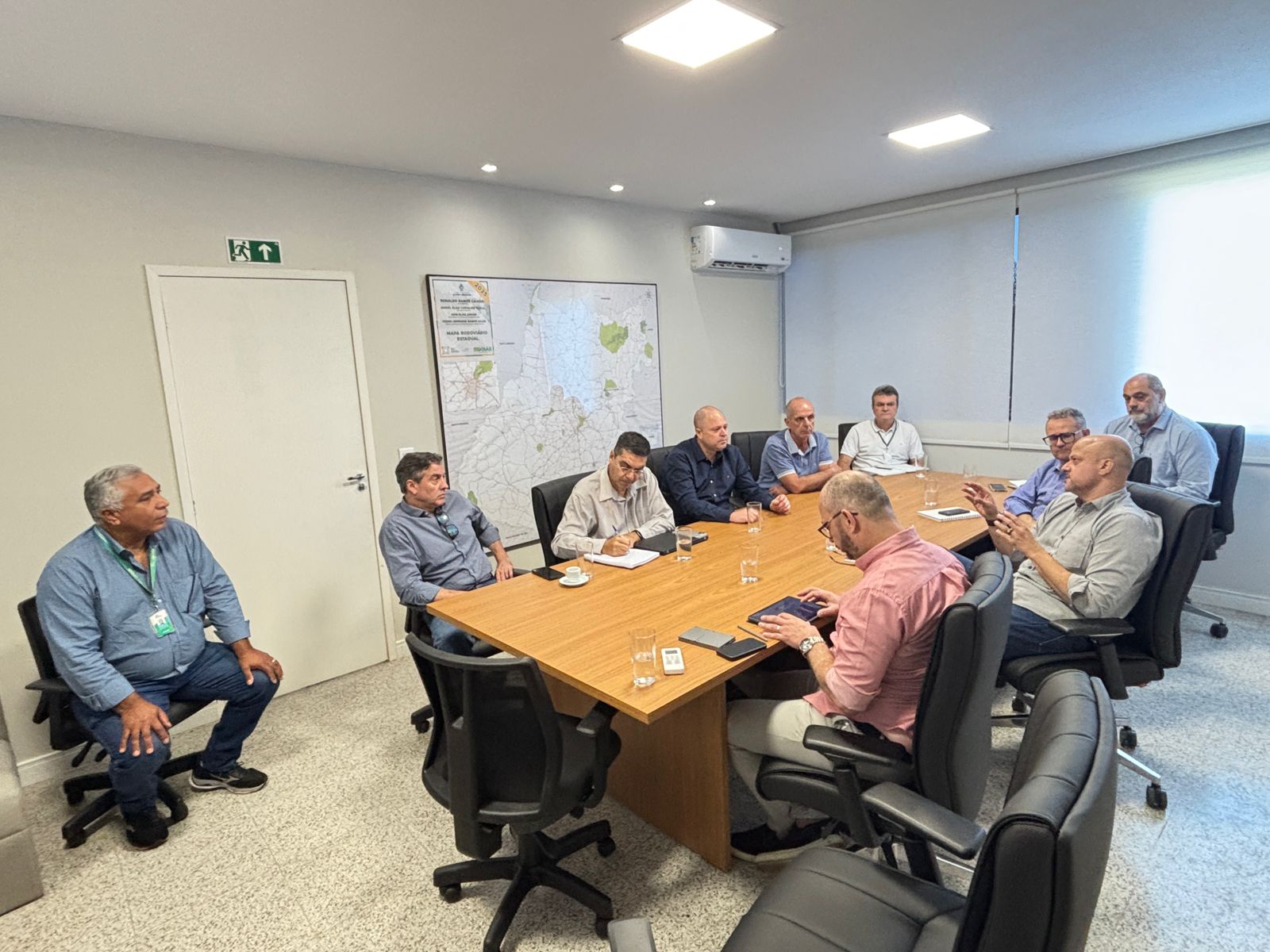 Goinfra orienta empresas sobre cabeamento de internet em faixas de domínio