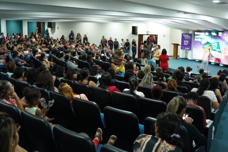 Goiás por Elas entrega cartões