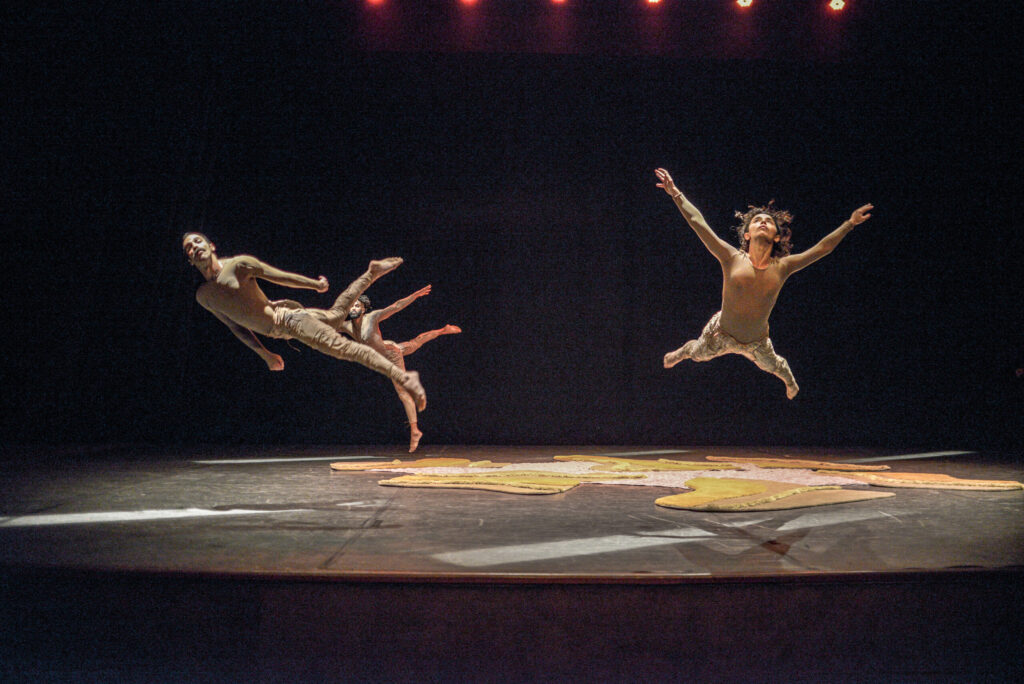 Cena do espetáculo Menos da Metade da Quasar
