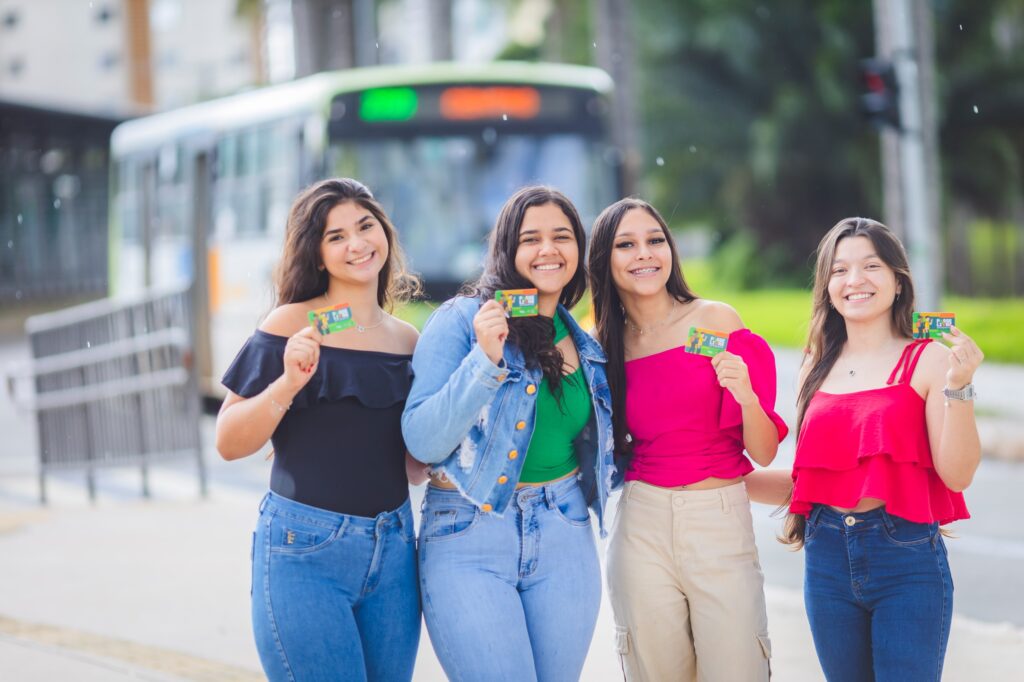 Estudantes mostram o cartão do Passe Livre Estudantil