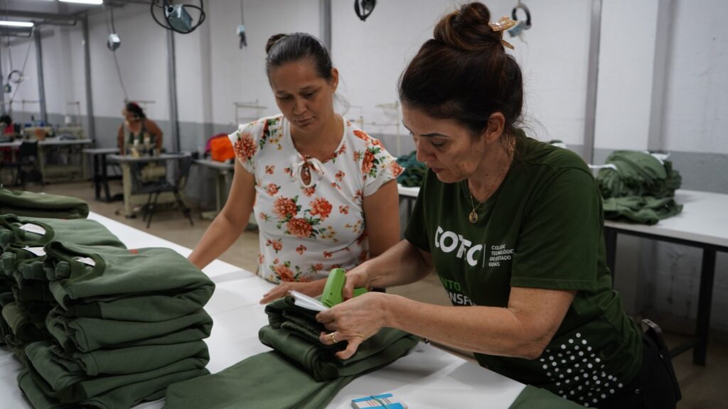 Retomada entrega moletons infantis a entidades de filantropia e Cras no estado