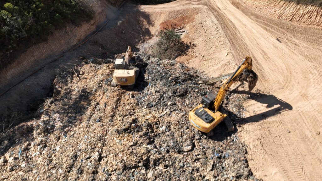 Retirada de lixo no Lixão de Padre Bernardo