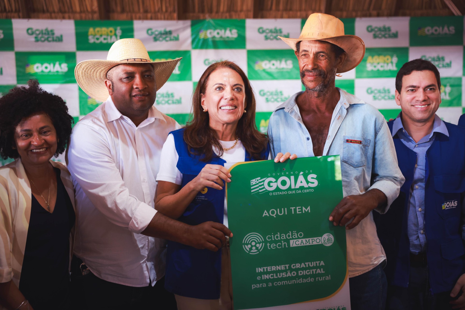 Em Cavalcante, Gracinha Caiado lançou o Cidadão Tech Campo – Conectividade. Primeira-dama ao lado de moradores da região