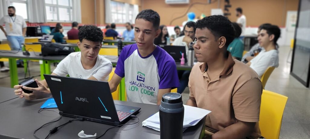 Escolas do Futuro abrem inscrições para cursos técnicos EaD - alunos diante de tela de notebook durante curso nas EFGs