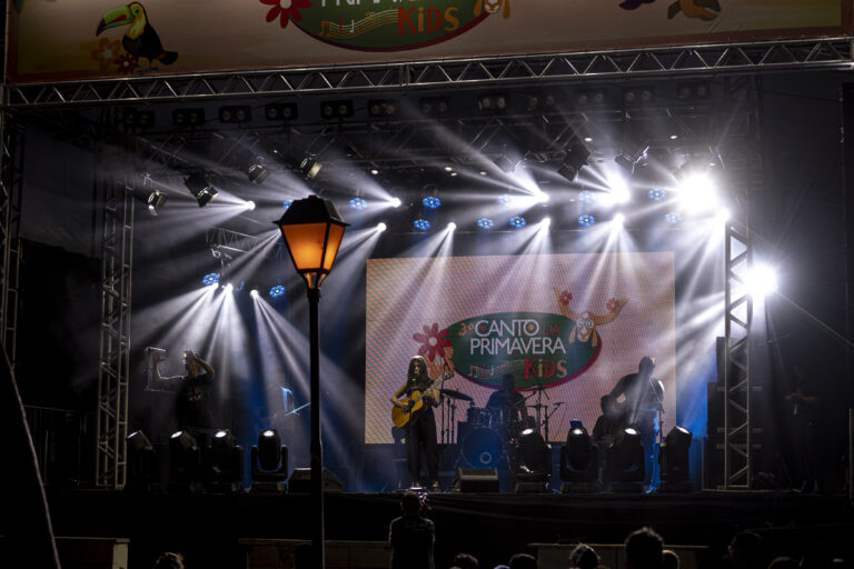 Interessados podem se inscrever gratuitamente pela Plataforma Plateia Editais. Participação é aberta a crianças e adolescentes de todo o estado - criança se apresentando no palco em edição anterior do festival
