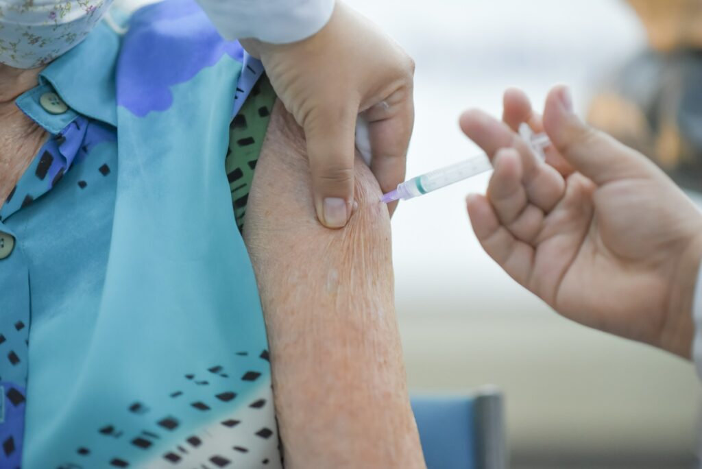 Em 7 meses, Goiás alcança mesmo número de casos de Srag de todo o ano de 2024 - pessoa idosa tomando vacina no braço