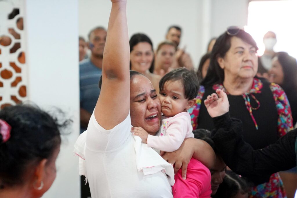Mulher sorteada no casas a custo zero com filho no colo