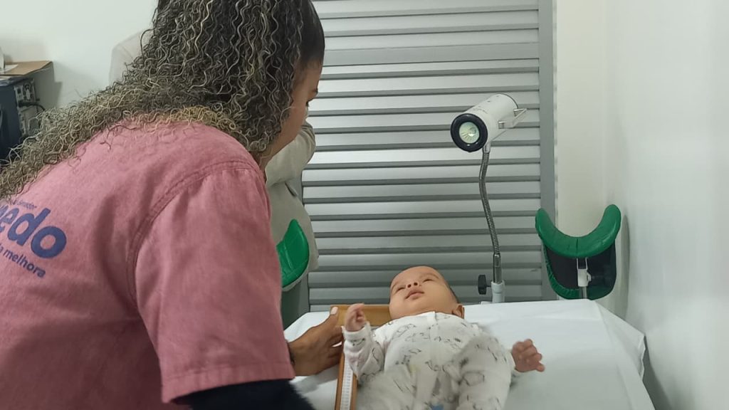 Médica atendendo bebê