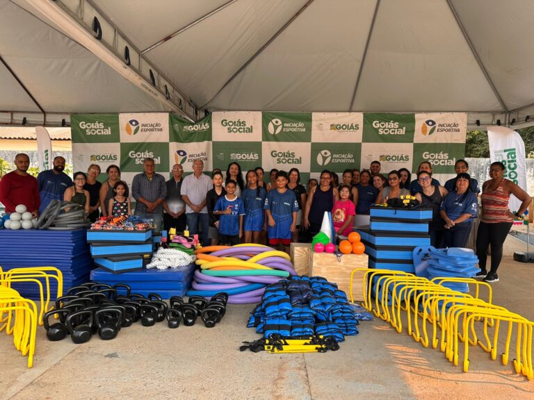 Entrega de materiais esportivos na Praça de Esportes do Setor dos Funcionários