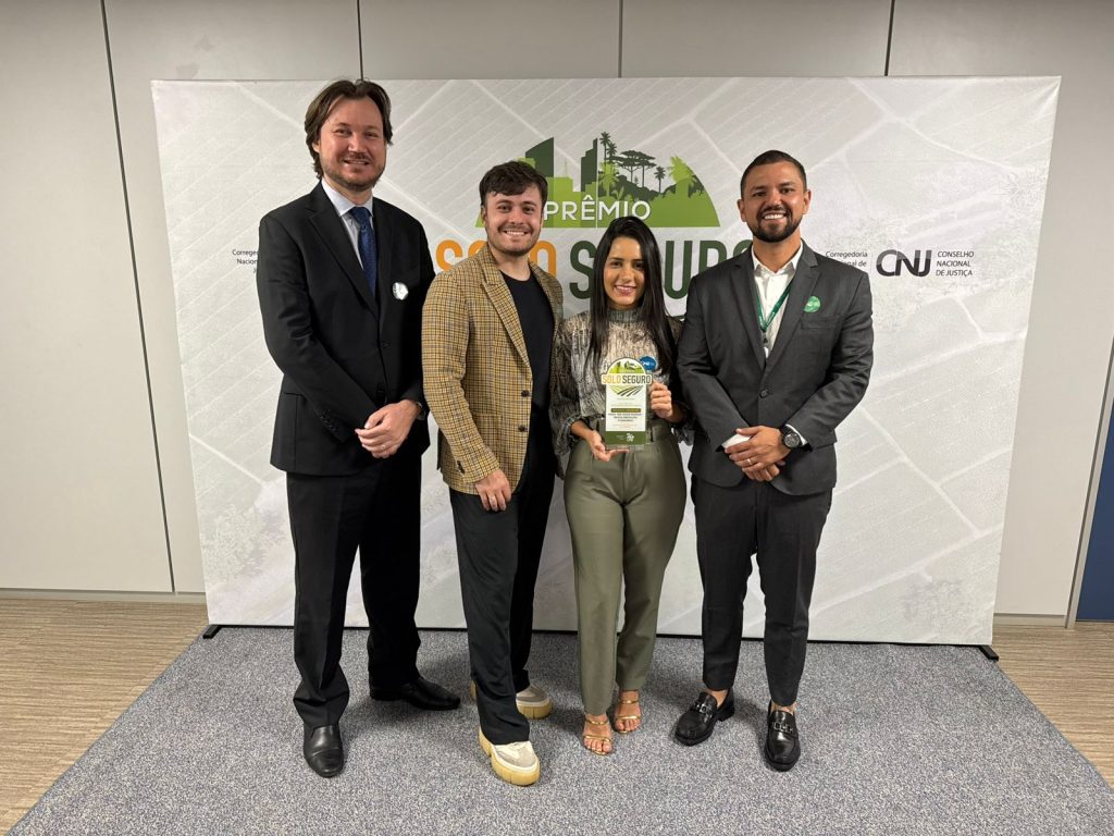 Equipe da Agehab em premiação