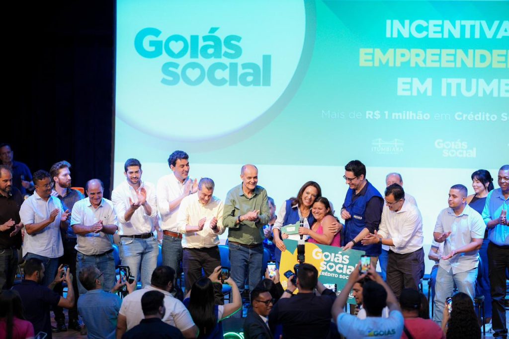 Goiás Social entrega certificados e benefícios em Itumbiara