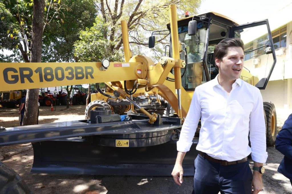 Máquinas do Mecaniza Campo são entregues a 14 municípios