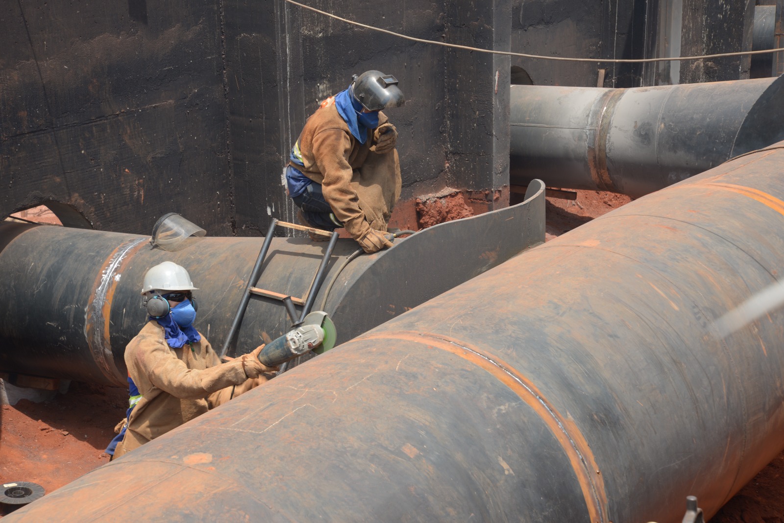 Trabalhadores da Saneago em obra