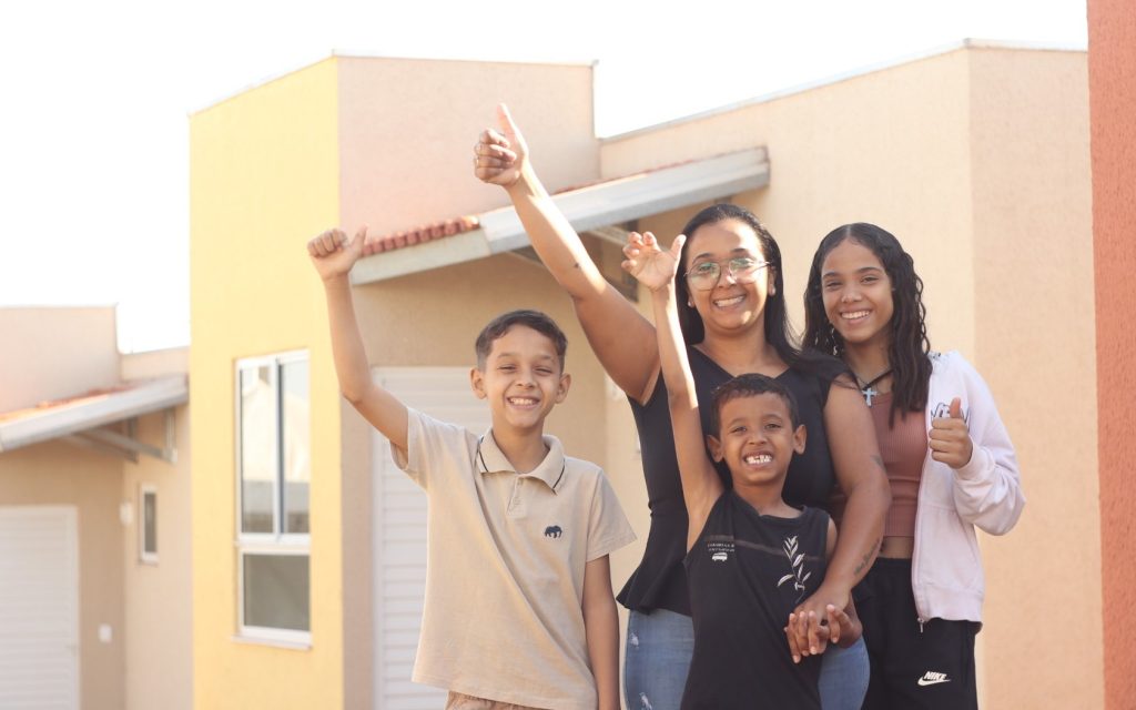 Rianápolis e São Miguel do Araguaia recebem benefícios habitacionais